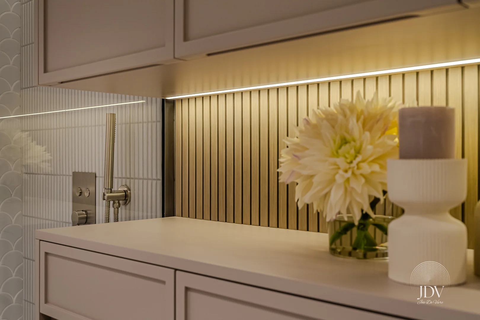 The Art of Mixing Modern and Traditional Styles